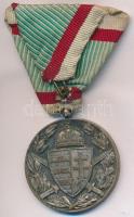 1929. "Magyar Háborús Emlékérem kardokkal, sisakkal" ezüstözött bronz kitüntetés, peremen ...