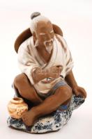 Keleti bölcs, festett, mázas kerámia szobor, jelzés nélkül, apró kopásnyomokkal, kis hiánnyal, m: 13,5 cm