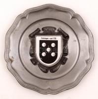 Vegyes fém tétel: német címeres ón tányér, d: 23,5 cm + 3 db különféle réz és fém váza, különböző mé...