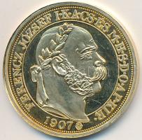 DN "1907. 100K Ferenc József Megkoronázásának Negyvenedik Évfordulójára" aranyozott Ag utánveret (5,5g/25mm) T:PP felületi karc