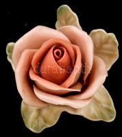 Ens porcelán rózsa, kézzel festett, jelzett, apró kopásnyomokkal, m: 4 cm