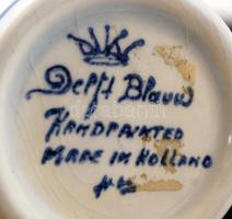 Delft kékfestett cukorszóró fém rátéttel, jelzett, máz alatti repedésekkel, m: 15,5 cm