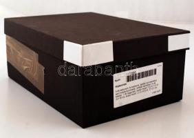 5 db dekoratív fa képkeret, benne nyomatokkal, apró kopásnyomokkal, kétféle méretben (4 db kisebb, 1...