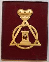 Nagyalakú szabadkőműves Br kitűző T:1 díszdobozban