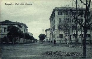 Grosseto, Viale della Stazione / street towards the railway station, cyclists