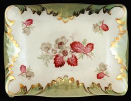 Virágmintás orosz(?) porcelán doboz, matricás, jelzett, kopásnyomokkal, 17×13×6 cm