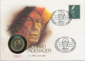 NSZK 1986D 2M aranyozva, "Konrad Adenauer halálának 20. évfordulója" bélyeges borítékban alkalmi bélyegzős bélyeggel, tájékoztatóval T:2 FRG 1986D 2 Mark gilt, "20th Anniversary of the Death of Konrad Adenauer" in coin letter with stamp, with information C:XF