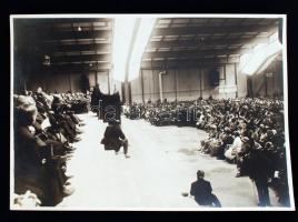1930 Bp., A pápai legátus a Szent Imre-év keretében, az ünnepi csarnokban misézik a Városligetben. Macsi András felvétele, pecséttel jelzett, feliratozott fotó, 23x17 cm