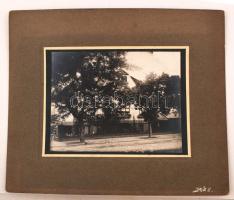 cca 1914 Ház a Thököly úton, kartonra kasírozott, retusált fotó, 17x21 cm, karton 30x36 cm