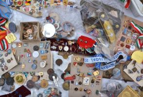 Doboznyi vegyes jelvény tétel, benne jobb zománcozott darabok, szalagsávok, gombok, vállpántok, díjérmek T:vegyes