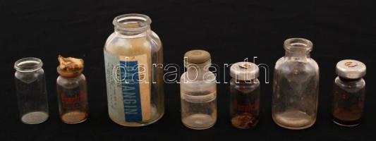 Régi vérnyomásmérő tokban, 6 db gyógyszeres üvegcsével