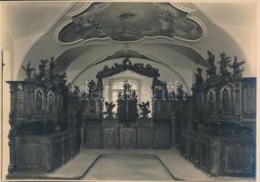 1931 Balogh Rudolf (1879-1944) jelzés nélküli vintage fotója a székesfehérvári ciszterci rend templomának sekrestyéjéről, a fotót beazonosítja a Hungary címmel 1931-ben megjelent fotóalbum, amelynek illusztrációit B. R. készítette, az album három oldala fénymásolatban az eredeti fotóhoz mellékelve, 20x29 cm