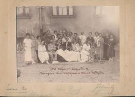 1923 Budapest, Háziipari szövőtanfolyam hallgatói, 16x21 cm, karton 20x29 cm