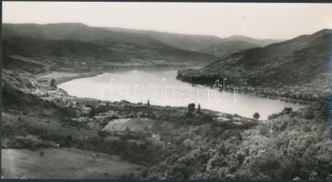 cca 1965 Kotnyek Antal (1921-1990) fotóriporter felvétele a Dunakanyarról, feliratozva, 16x29 cm