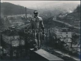 cca 1970 Szocreál terminátor óvja Salgótarján népét, 18x24 cm