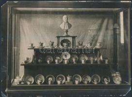 cca 1910 Porcelán gyűjtemény, képsarkok hiányosak, töröttek, 17x23 cm