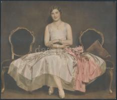 cca 1920 Báli ruhában, szépen színezett fénykép jelzés nélkül, 17x20 cm