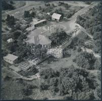 1963 Járai Rudolf (1913-1993) légi felvétele a hármashatárhegyi étteremről, ahol turisták ezrei ízlelték meg a magyaros ételeket, 9x9 cm