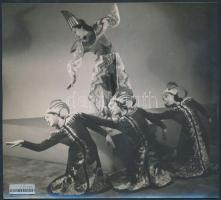 cca 1935 Leichtner Erzsébet vintage fotója Szentpál Olga tánccsoportjának tagjairól, matricával jelzett, 17x19 cm