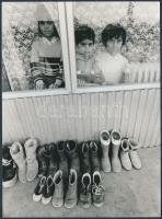 cca 1970 Télapóra várva, jelzés nélküli szociofotó, 18x13 cm