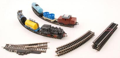 Vasútjáték tétel: 15 db sínelem (10 kanyarodó, 5 egyenes), 1 db váltó, 6 db különféle szerelvény