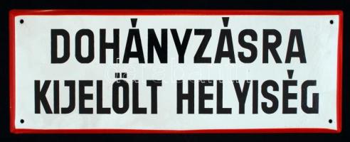 "Dohányzásra kijelölt helyiség" feliratú lemezzománc tábla, jó állapotban, 15×40 cm