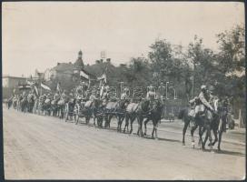 cca 1914 Est újság reklámjai érdekes helyeken:  Hadba vonuló tüzérek, a zászlón a császárok képe és ...