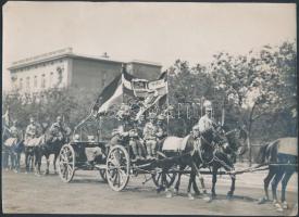 1914 Hadba vonuló tüzérek Budapest, Zászlón a császárok képe és az Est újság reklámja. Müllner János jelzett fotója. 18x24 cm