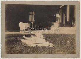 1900 Zaguzsén, Románia, Baba, keményhátú fotó, hátoldalon feliratozva, sarkain sérült, 19x14 cm /  1904 Zăgujeni, Romania, Baby, vintage photo, 19x14 cm
