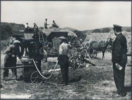 cca 1940-1950 Cséplés, kartonra kasírozott fotó, későbbi nagyítás, 18x24 cm