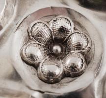 Rózsákkal díszített ezüst(Ag) kínáló, jelzett, m: 13 cm, 14x14 cm, 159,8 g