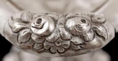 Rózsákkal díszített ezüst(Ag) kínáló, jelzett, m: 13 cm, 14x14 cm, 159,8 g