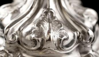 Rózsákkal díszített ezüst(Ag) kínáló, jelzett, m: 13 cm, 14x14 cm, 159,8 g