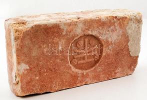 cca 1895-1945 Régi tégla, Kerámia Téglagyár, Kőbánya, jelzett ("KT"), sérült, 29×14×7 cm