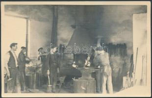 cca 1940 Munka a kovácsműhelyben, későbbi előhívás, fotólap, 9x14 cm