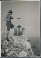 cca 1930-1940 Cserkészfiúk a hegycsúcson, jelzetlen fotó, 17x12 cm