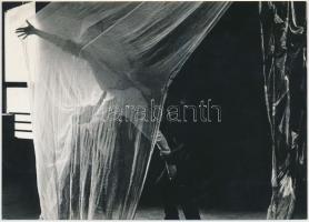 1982 Jankovszky György(1946-): Szkéné színház, pecséttel jelzett, feliratozott, aláírt fotó, kartonra ragasztva, 13x17 cm