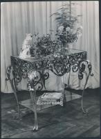 Dr. Csörgő Tibor: Virágos asztali csendélet, pecséttel jelzett fotó, 24x17,5 cm