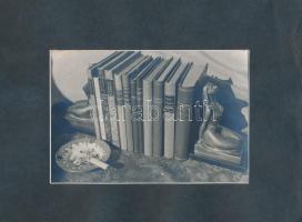 Csendélet könyvekkel, kartonra kasírozott fotó, 12x18 cm, karton 20x28 cm