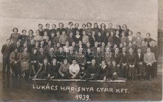1939 Ismeretlen város (Budapest?), a Lukács Harisnyagyár Kft. dolgozóinak csoportképe / workers of a Hungarian tights factory, group photo