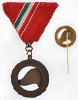 ~1970. "Előre - Kiváló Úttörővezető" zománcozott kitüntetés mellszalaggal adományozói dísz...