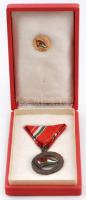 ~1970. "Előre - Kiváló Úttörővezető" zománcozott kitüntetés mellszalaggal adományozói dísz...