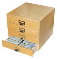 Diafilmek tárolására szolgáló négy fiókos fa szekrényke, benne 1000 db dialemezzel(rajtuk turisztikai látványosságokkal), 30x35x32 cm