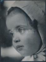 1942 Járai Rudolf (1913-1993): Élő baba, fotó, hátulján feliratozva, kis szakadással, 24,5×18 cm