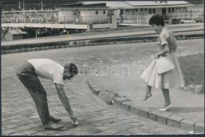 cca 1950-1960 Fél cipőben, jelzetlen fotó, 15x10 cm