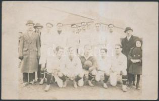 1926 A postaanyagraktár futballcsapata, hátoldalon feliratozva, a csapattagok neveinek felsorolásával, fotólap, 14x8,5 cm