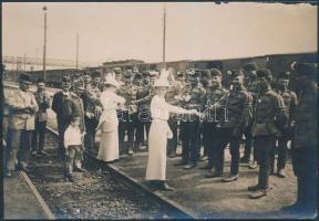 cca 1914 Hadba induló katonák. A pályaudvaron szivart és cigarettát osztanak ki köztük. Korabeli fotó,  verzón feliratozva, 11x16cm