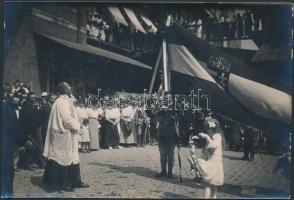 cca 1915 Korabeli fotó: Hadba induló katonáknak. Zászlószentelés. Verzón feliratozva, 11x16cm