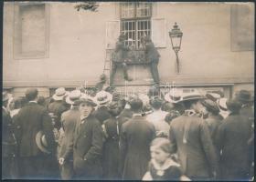 cca 1910-15 Korabeli fotó: A Rókus-kórház ablakán adják be az ajándékokat a sebesült katonáknak. Verzón feliratozva, 11x16cm