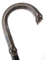 cca 1900 Sétapálca ezüst (Ag.) fogórésszel, jelzett, apró repedés az alsó fém védőn, pácolt keményfa...